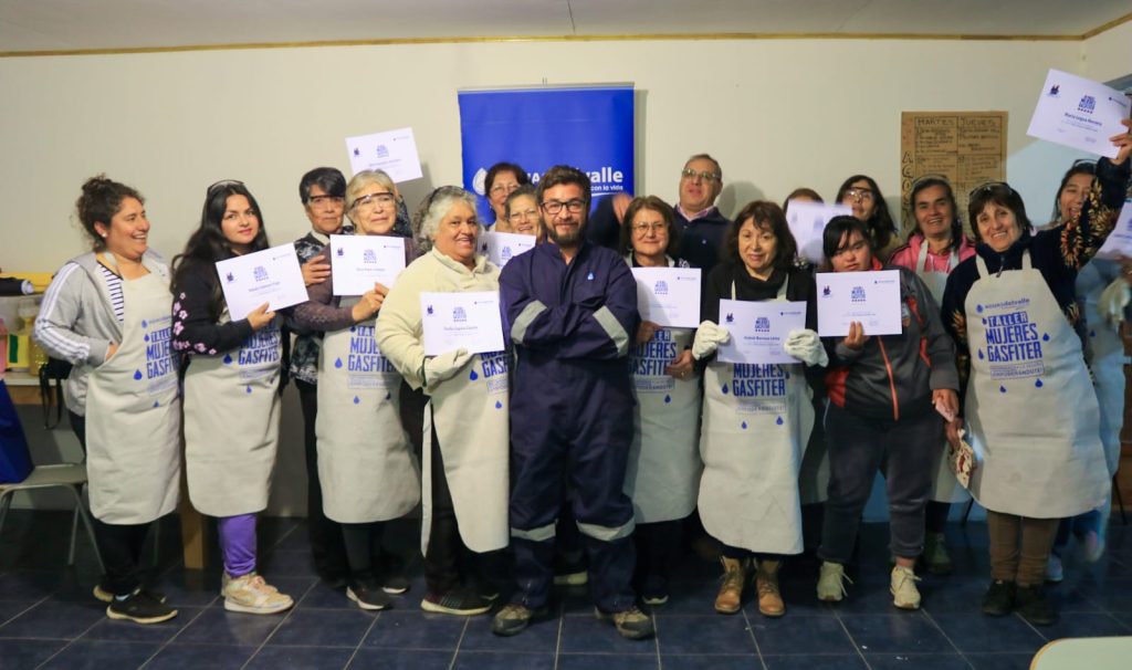 Más de 50 mujeres de Los Vilos, Canela y Salamanca participaron del taller de gasfitería de Aguas del Valle