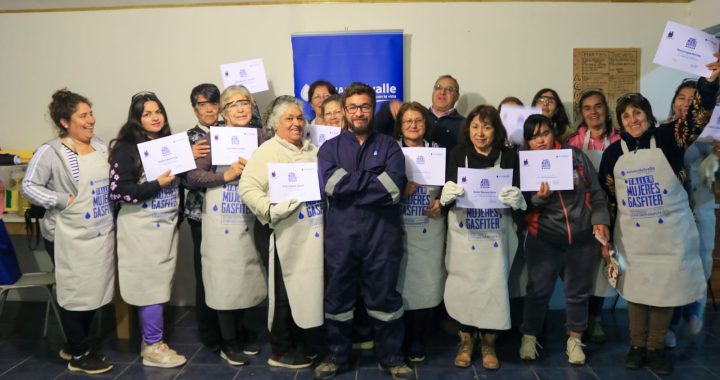 Más de 50 mujeres de Los Vilos, Canela y Salamanca participaron del taller de gasfitería de Aguas del Valle