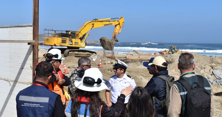 Autoridades fiscalizan retiro de obras de desarme de plataforma varada en playa Amarilla