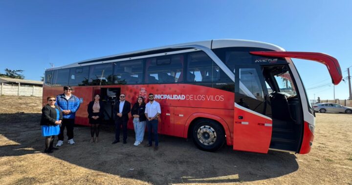 Municipalidad de Los Vilos presenta su primer bus para el traslado de organizaciones sociales de la comuna