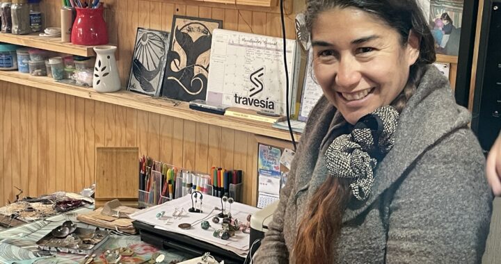 Destacan a artesana local que fortaleció su negocio con apoyo del Gobierno Regional y Sercotec